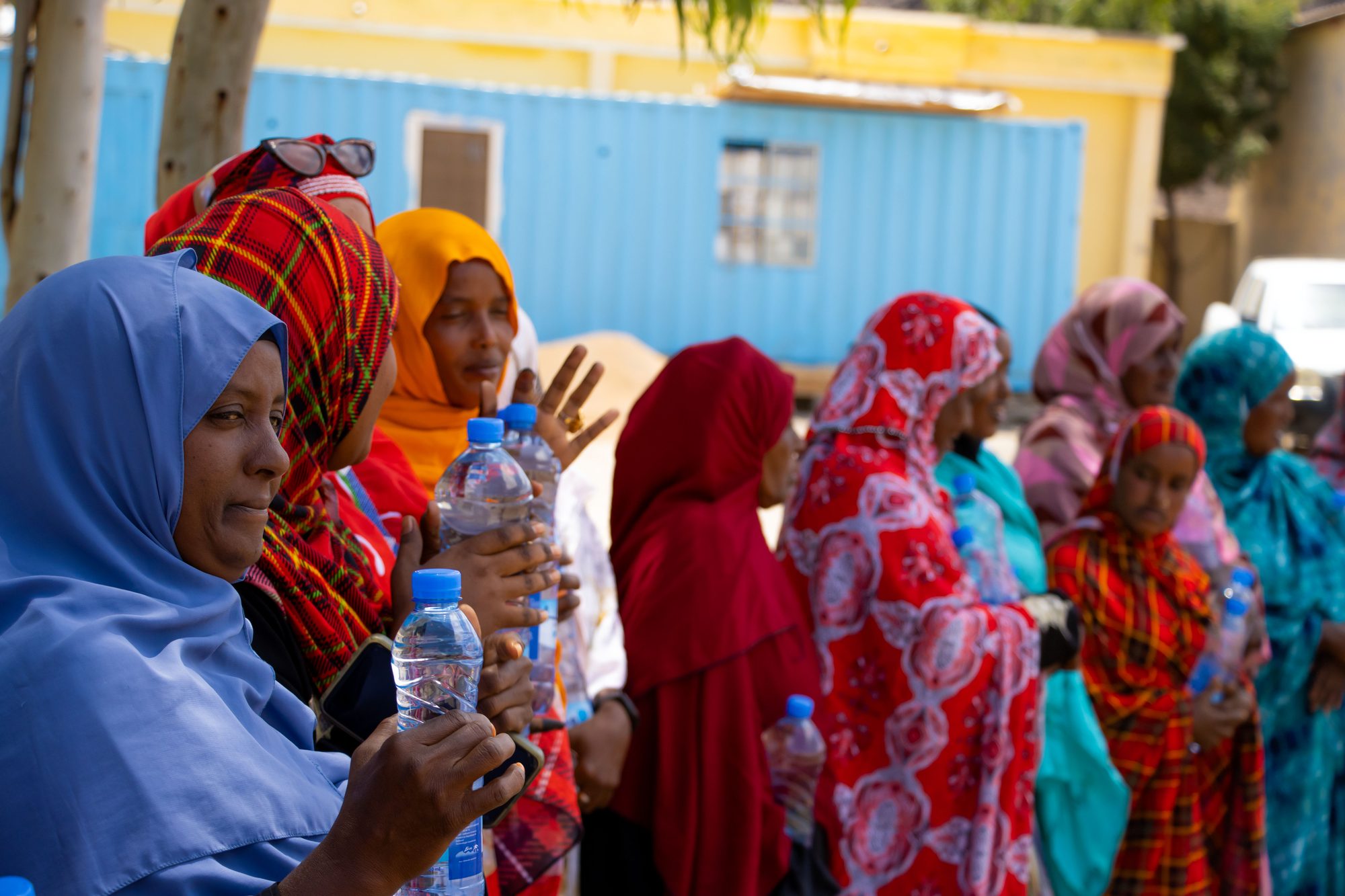 Distribution d'eau BIO lors d'une action de solidarité