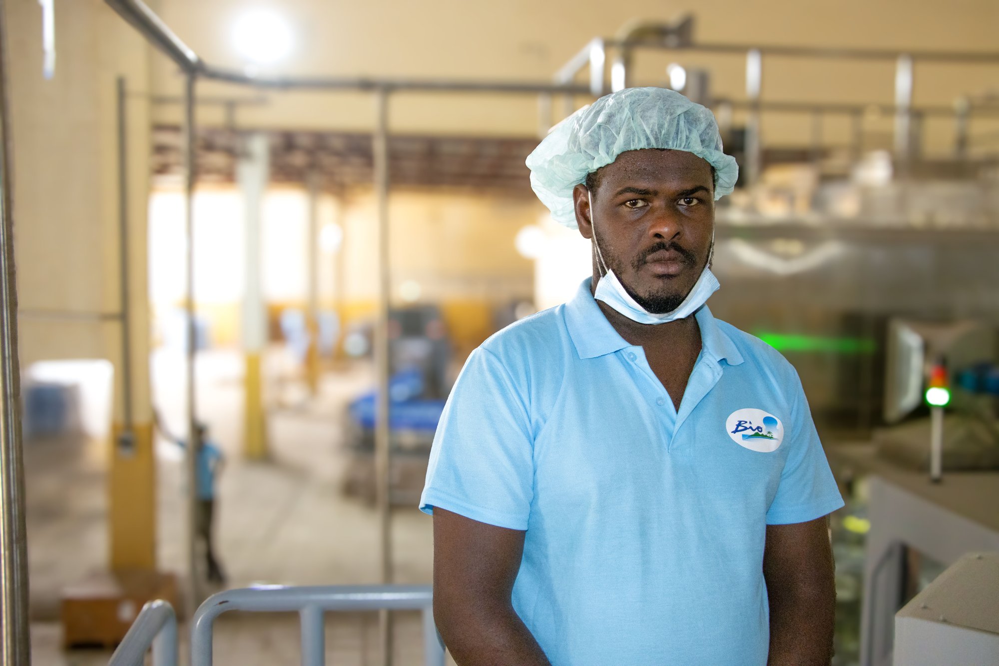 Un collaborateur BIO souriant dans l'usine de production
