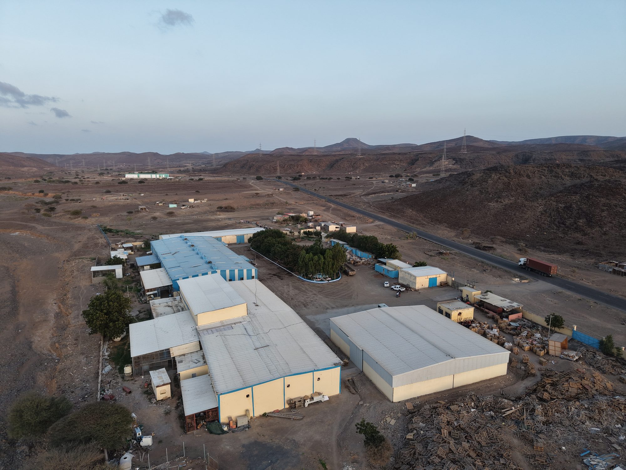 Vue aérienne du site de production et de son environnement, région d'Arta